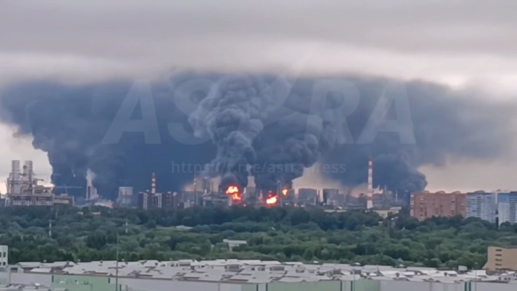 Ukraine Launches Largest Drone Assault on Moscow as Russian Forces Assault Near Slavyansk
